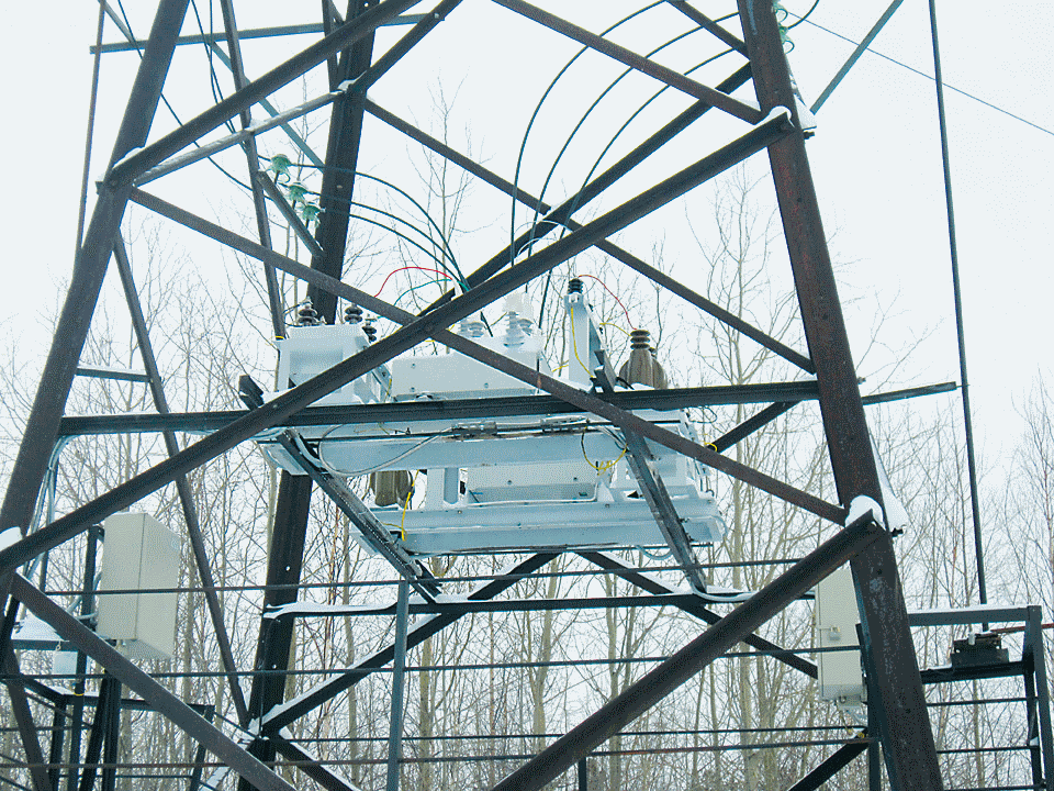 Пример использования мачтовой конденсаторной установки на двухцепной металлической опоре (г. Нижневартовск)